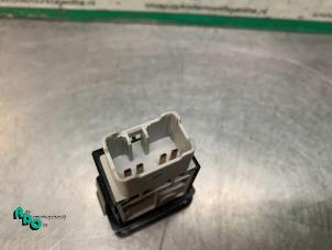 Gebruikte Schakelaar Suzuki Swift (ZA/ZC/ZD1/2/3/9) 1.3 VVT 16V Prijs € 10,00 Margeregeling aangeboden door Autodemontagebedrijf Otte