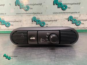 Gebruikte Schakelaar Koplamp Ihv Jaguar XJ8 (X308) 3.2 V8 32V Executive Prijs € 25,00 Margeregeling aangeboden door Autodemontagebedrijf Otte