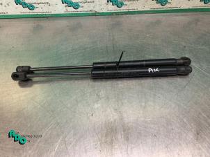 Gebruikte Set Gasdempers Achterklep Renault Megane II (LM) 2.0 16V Prijs € 15,00 Margeregeling aangeboden door Autodemontagebedrijf Otte