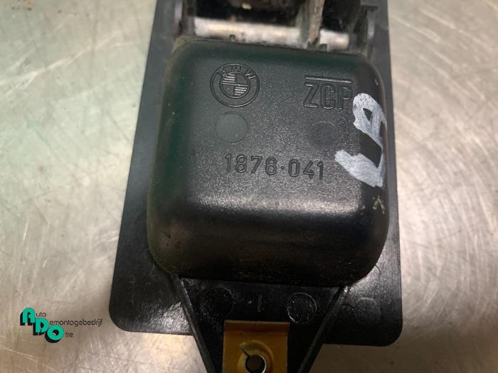 Portiergreep 4Deurs links-achter van een BMW 3 serie (E30/2) (E30/4) 320iS 16V