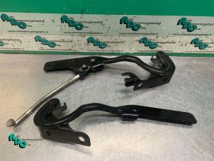 Gebruikte Motorkap Scharnier Smart Forfour (454) 1.1 12V Prijs € 20,00 Margeregeling aangeboden door Autodemontagebedrijf Otte
