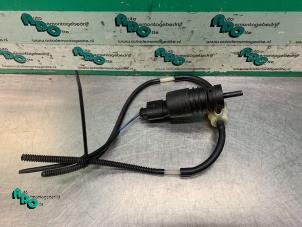 Gebruikte Ruitensproeierpomp voor Audi A4 Avant (B6) 2.0 20V Prijs € 10,00 Margeregeling aangeboden door Autodemontagebedrijf Otte