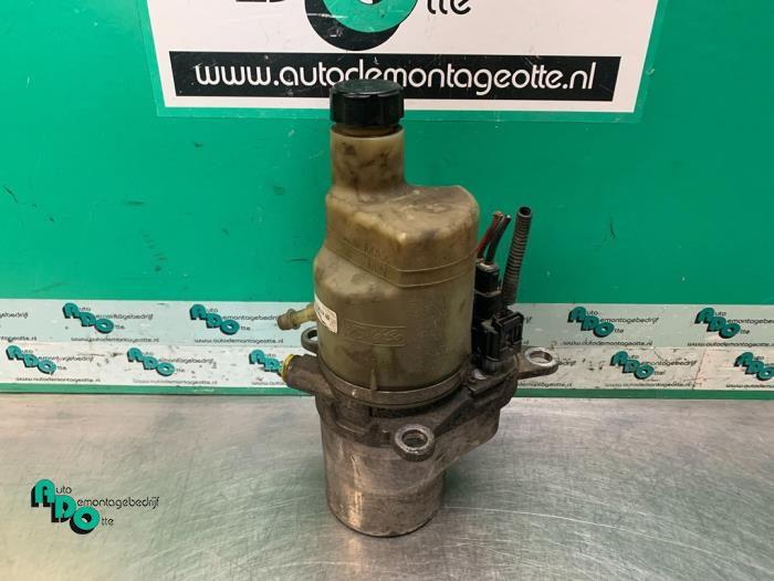 Gebruikte Pomp Servo Volvo V50 (MW) 2.0 D 16V Prijs € 75,00 Margeregeling aangeboden door Autodemontagebedrijf Otte