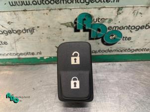 Gebruikte Schakelaar Centr. Deurvergrendeling Volvo V50 (MW) 2.0 D 16V Prijs € 15,00 Margeregeling aangeboden door Autodemontagebedrijf Otte