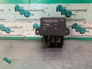 Gebruikte Gloeirelais Mercedes E Combi (S211) 3.2 E-320 CDI 24V Prijs € 20,00 Margeregeling aangeboden door Autodemontagebedrijf Otte