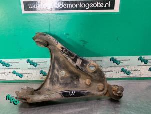 Gebruikte Draagarm onder links-voor Renault Twingo II (CN) 1.2 16V Prijs € 25,00 Margeregeling aangeboden door Autodemontagebedrijf Otte