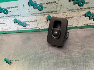 Gebruikte Elektrisch Raam Schakelaar Lancia Ypsilon (843) 1.2 16V Prijs € 15,00 Margeregeling aangeboden door Autodemontagebedrijf Otte