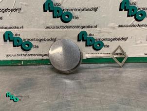 Gebruikte Afdekkap Sleepoog voor Peugeot 208 I (CA/CC/CK/CL) 1.4 HDi Prijs € 5,00 Margeregeling aangeboden door Autodemontagebedrijf Otte