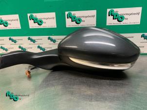 Gebruikte Spiegel Buiten links Peugeot 208 I (CA/CC/CK/CL) 1.4 HDi Prijs € 50,00 Margeregeling aangeboden door Autodemontagebedrijf Otte