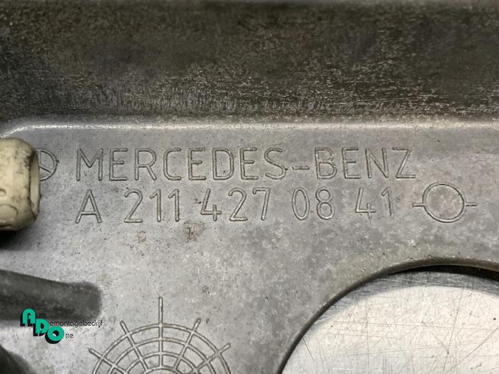 Handrem Mechaniek van een Mercedes-Benz E Combi (S211) 3.2 E-320 CDI 24V 2003
