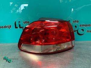 Gebruikte Achterlicht links Volkswagen Golf VI (5K1) 1.6 TDI 16V Prijs € 25,00 Margeregeling aangeboden door Autodemontagebedrijf Otte