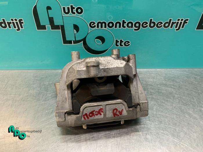 Motorsteun van een Volkswagen Golf VI (5K1) 1.6 TDI 16V 2012
