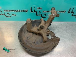 Gebruikte Fusee rechts-achter Volkswagen Golf VI (5K1) 1.6 TDI 16V Prijs € 25,00 Margeregeling aangeboden door Autodemontagebedrijf Otte