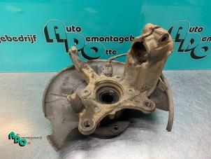 Gebruikte Fusee links-voor Volkswagen Caddy Combi III (2KB,2KJ) 1.6 Prijs € 25,00 Margeregeling aangeboden door Autodemontagebedrijf Otte