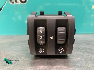 Gebruikte Schakelaar Koplamp Ihv Renault Twingo II (CN) 1.2 Prijs € 10,00 Margeregeling aangeboden door Autodemontagebedrijf Otte