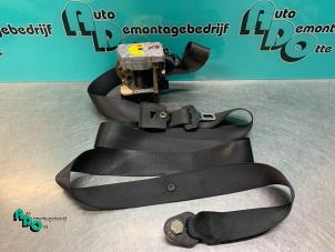 Gebruikte Veiligheidsgordel rechts-voor Mercedes E (W210) 2.0 E-200 16V Prijs € 25,00 Margeregeling aangeboden door Autodemontagebedrijf Otte