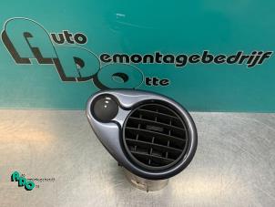 Gebruikte Luchtrooster Dashboard Renault Clio III (BR/CR) 1.2 16V TCe 100 Prijs € 10,00 Margeregeling aangeboden door Autodemontagebedrijf Otte