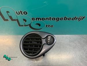 Gebruikte Luchtrooster Dashboard Renault Clio III (BR/CR) 1.2 16V TCe 100 Prijs € 10,00 Margeregeling aangeboden door Autodemontagebedrijf Otte