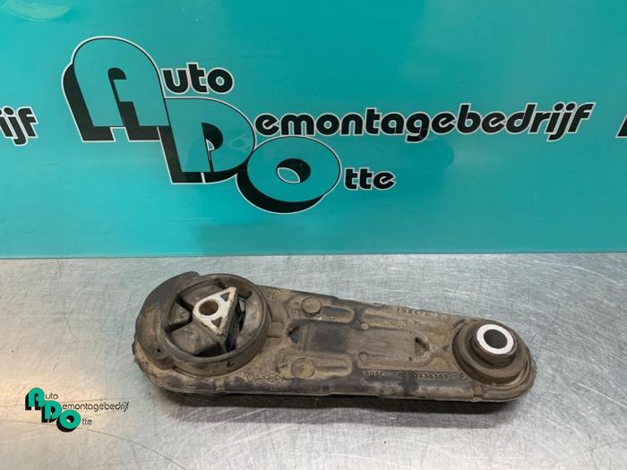 Gebruikte Versnellingsbak Steun Renault Clio III (BR/CR) 1.2 16V TCe 100 Prijs € 15,00 Margeregeling aangeboden door Autodemontagebedrijf Otte