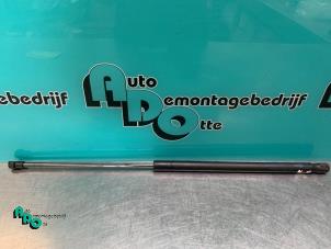 Gebruikte Amortisseur links-achter Peugeot 107 1.0 12V Prijs € 10,00 Margeregeling aangeboden door Autodemontagebedrijf Otte