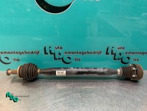 Gebruikte Homokineetas rechts-voor Volkswagen Polo IV (9N1/2/3) 1.4 16V Prijs € 25,00 Margeregeling aangeboden door Autodemontagebedrijf Otte
