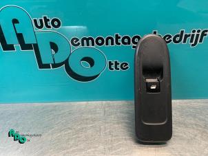Gebruikte Schakelaar Elektrisch Raam Peugeot 308 (4A/C) 1.6 VTI 16V Prijs € 10,00 Margeregeling aangeboden door Autodemontagebedrijf Otte