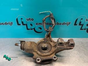 Gebruikte Fusee links-voor Peugeot 308 (4A/C) 1.6 VTI 16V Prijs € 30,00 Margeregeling aangeboden door Autodemontagebedrijf Otte