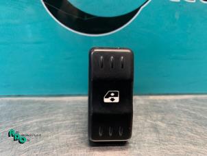 Gebruikte Schakelaar Elektrisch Raam Dacia Logan MCV (KS) 1.5 dCi Prijs € 10,00 Margeregeling aangeboden door Autodemontagebedrijf Otte