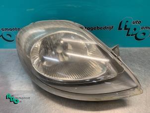 Gebruikte Koplamp rechts Renault Trafic New (FL) 1.9 dCi 100 16V Prijs € 25,00 Margeregeling aangeboden door Autodemontagebedrijf Otte
