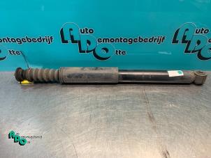 Gebruikte Schokdemper links-achter Renault Clio III Estate/Grandtour (KR) 1.2 16V 75 Prijs € 15,00 Margeregeling aangeboden door Autodemontagebedrijf Otte
