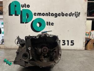 Gebruikte Versnellingsbak Renault Clio III Estate/Grandtour (KR) 1.2 16V 75 Prijs € 100,00 Margeregeling aangeboden door Autodemontagebedrijf Otte