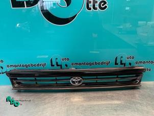 Gebruikte Grille Toyota Starlet (EP8/NP8) 1.3 Friend,XLi 12V Prijs € 20,00 Margeregeling aangeboden door Autodemontagebedrijf Otte