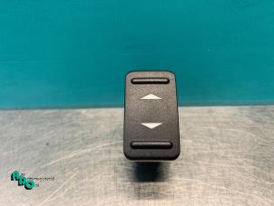 Gebruikte Elektrisch Raam Schakelaar Ford S-Max (GBW) 2.3 16V Prijs € 5,00 Margeregeling aangeboden door Autodemontagebedrijf Otte