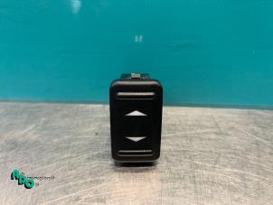 Gebruikte Elektrisch Raam Schakelaar Ford S-Max (GBW) 2.3 16V Prijs € 5,00 Margeregeling aangeboden door Autodemontagebedrijf Otte