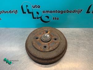 Gebruikte Remtrommel achter Opel Agila (A) 1.0 12V Twin Port Prijs € 20,00 Margeregeling aangeboden door Autodemontagebedrijf Otte