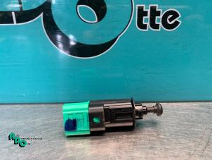 Gebruikte Schakelaar Remlicht Citroen C4 Grand Picasso (UA) 1.6 16V VTi Prijs € 10,00 Margeregeling aangeboden door Autodemontagebedrijf Otte