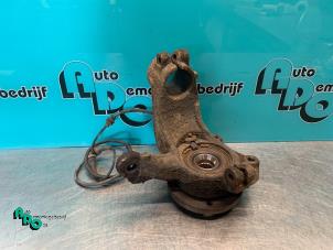 Gebruikte Fusee links-voor Peugeot 207/207+ (WA/WC/WM) 1.6 16V GT THP Prijs € 25,00 Margeregeling aangeboden door Autodemontagebedrijf Otte