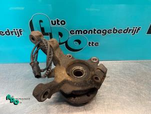 Gebruikte Fusee links-voor Renault Twingo II (CN) 1.5 dCi 90 FAP Prijs € 25,00 Margeregeling aangeboden door Autodemontagebedrijf Otte