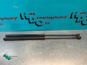 Gebruikte Set Gasdempers Achterklep Ford Focus 2 Wagon 1.6 16V Prijs € 15,00 Margeregeling aangeboden door Autodemontagebedrijf Otte