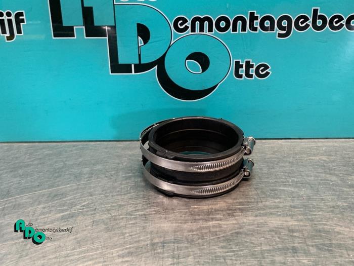 Gebruikte Intercooler Slang Mercedes C-Klasse AMG (W205) C-63 S,Edition 1 AMG 4.0 V8 Biturbo Prijs € 20,00 Margeregeling aangeboden door Autodemontagebedrijf Otte