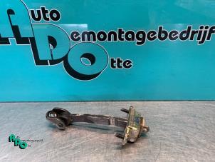 Gebruikte Deurvanger 4Deurs rechts-achter Ford Fiesta 5 (JD/JH) 1.3 Prijs € 10,00 Margeregeling aangeboden door Autodemontagebedrijf Otte