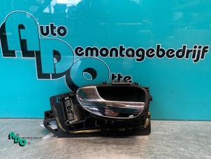 Gebruikte Deurgreep 2Deurs links Peugeot 307 CC (3B) 2.0 16V Prijs € 10,00 Margeregeling aangeboden door Autodemontagebedrijf Otte