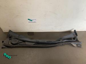 Gebruikte Paravent Mitsubishi Grandis (NA) 2.4 16V MIVEC Prijs € 30,00 Margeregeling aangeboden door Autodemontagebedrijf Otte