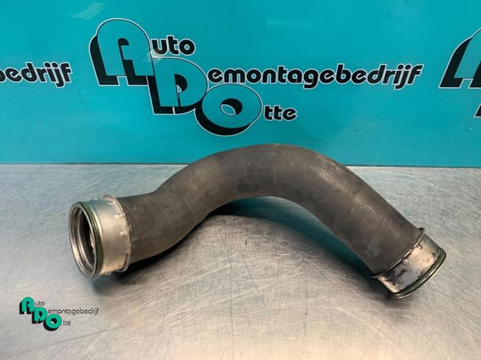 Gebruikte Intercooler Slang Volkswagen Transporter T5 2.5 TDi Prijs € 20,00 Margeregeling aangeboden door Autodemontagebedrijf Otte
