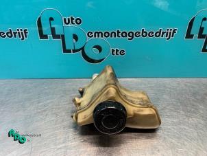 Gebruikte Servo Oliereservoir Renault Kangoo (KC) 1.6 16V Prijs € 10,00 Margeregeling aangeboden door Autodemontagebedrijf Otte