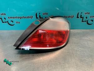 Gebruikte Achterlicht rechts Opel Astra H (L48) 1.4 16V Twinport Prijs € 20,00 Margeregeling aangeboden door Autodemontagebedrijf Otte