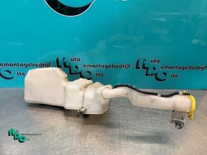 Gebruikte Ruitensproeiertank voor Ford Galaxy (WGR) 2.3i 16V Prijs € 20,00 Margeregeling aangeboden door Autodemontagebedrijf Otte
