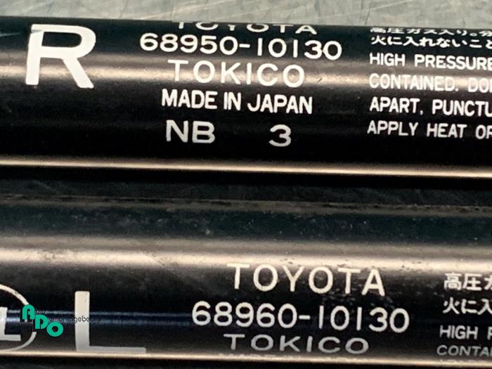 Gasdemperset Achterklep van een Toyota Starlet (EP8/NP8) 1.3 Friend,XLi 12V 1993