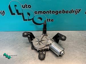 Gebruikte Ruitenwissermotor achter Opel Astra H SW (L35) 1.6 16V Twinport Prijs € 10,00 Margeregeling aangeboden door Autodemontagebedrijf Otte