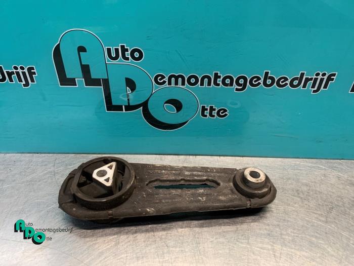 Gebruikte Versnellingsbak Steun Renault Clio III (BR/CR) 1.2 16V 65 Prijs € 15,00 Margeregeling aangeboden door Autodemontagebedrijf Otte